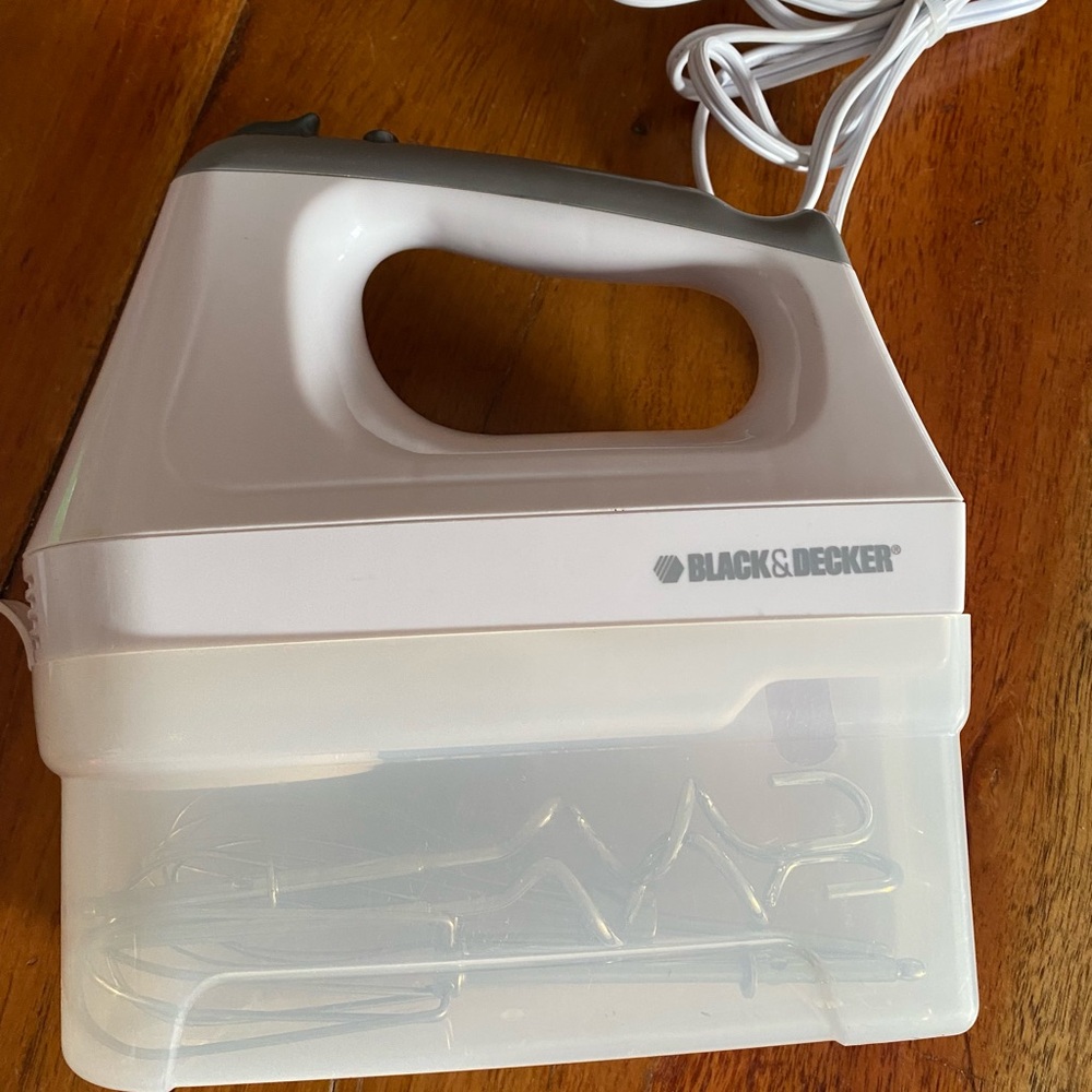 Black & Decker Hand Mixer, 6 speeds, 5‎ attachments and storage TESTED